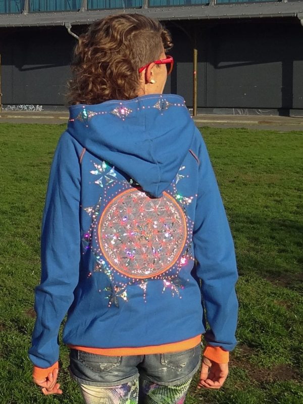 strahlendes Mandala mit Blume des Lebens und Glitzer auf himmelblauen handgemachtem Slowfashion Hoodie
