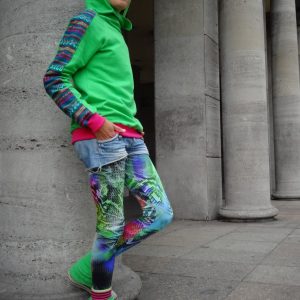 handgemachtes buntes Streetstyle Outfit mit grünem Hoodie und psychedelisch gemusterter Leggings