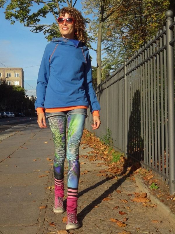 handgemachtes blau buntes Streetwear Outfit von Farbfunck aus Hoodie mit psychedelischer Leggings