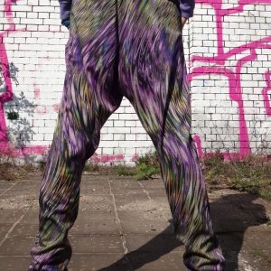 handgemachte Unikat Hose mit psychedelischem Muster in lila, grün und schwarz