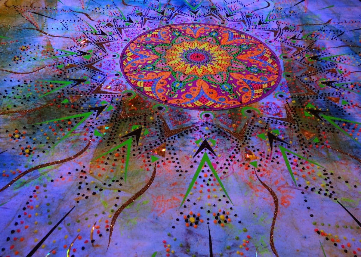 Bild Schwarzlicht Mandala mit Glitzer und Leuchtfolie und vielen Punkten